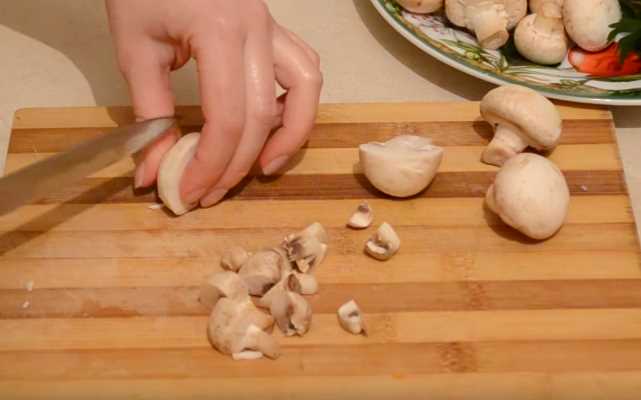 нарезать грибы