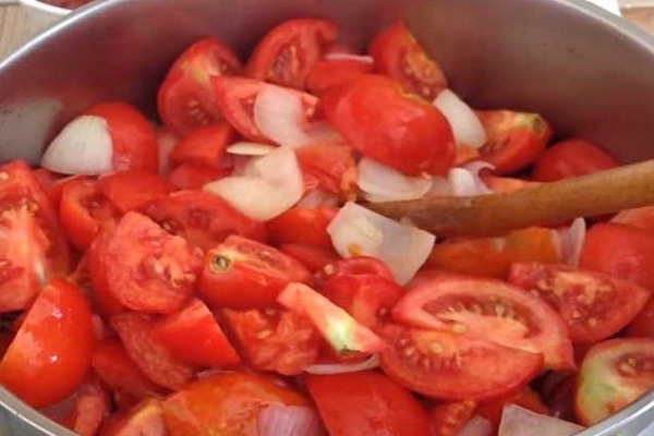 добавить нарезанные помидоры