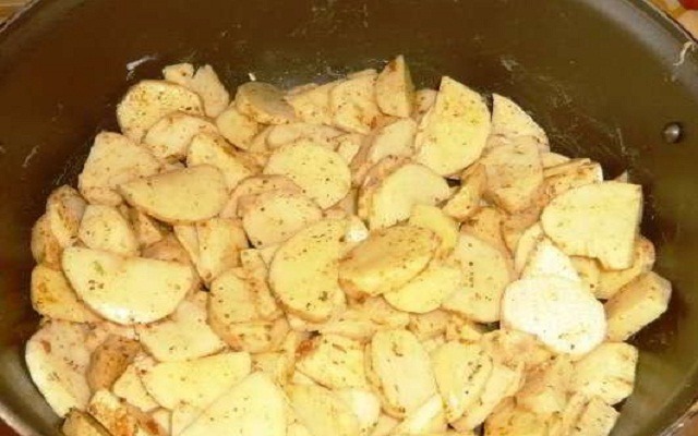 нарезать картофель, добавить специи
