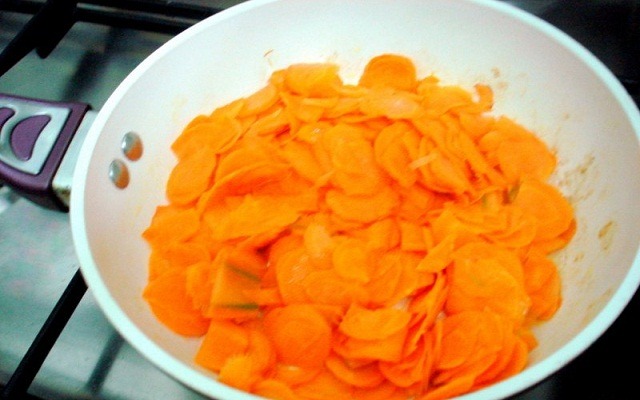 обжарить морковь