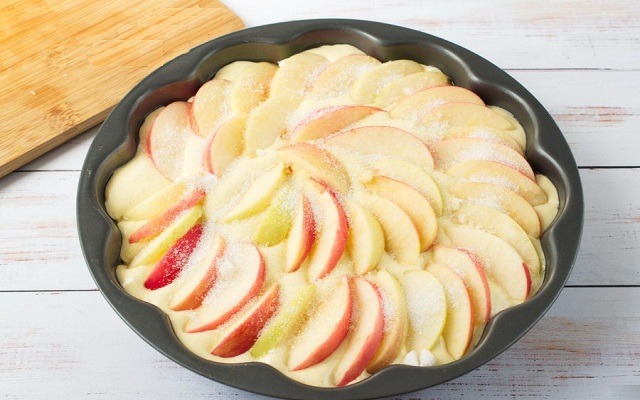 залить тесто, выложить яблоки