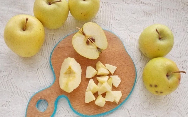 нарезать яблоки
