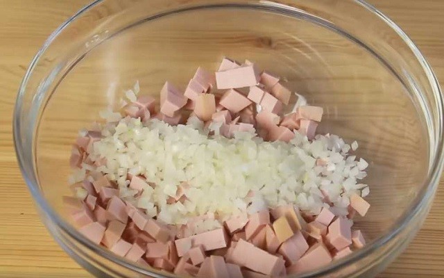 нарезать лук и колбасу