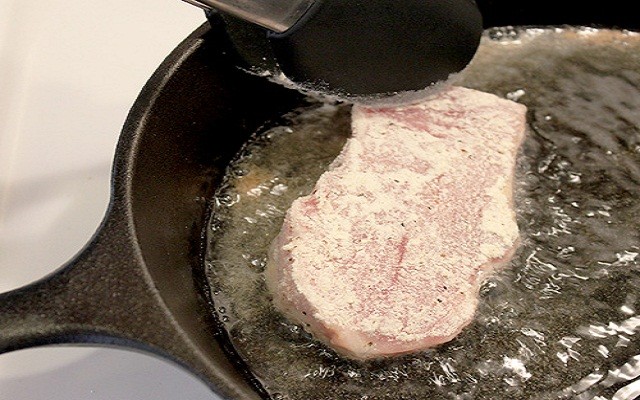 мясо в сковороду
