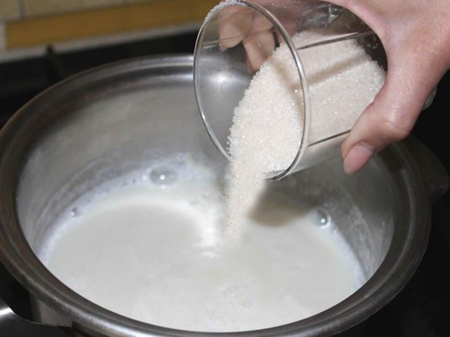 в кипящее молоко всыпать сахар