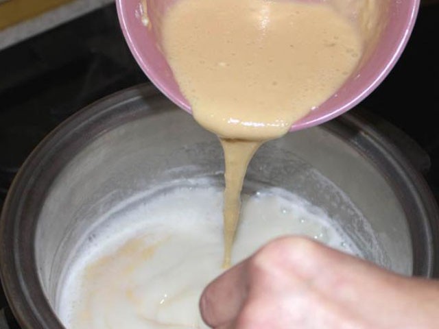 влить яично-мучную смесь в молоко