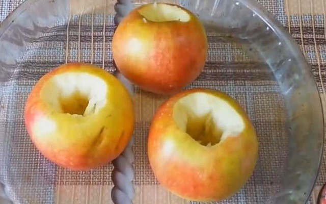 вырезать сердцевину у яблока