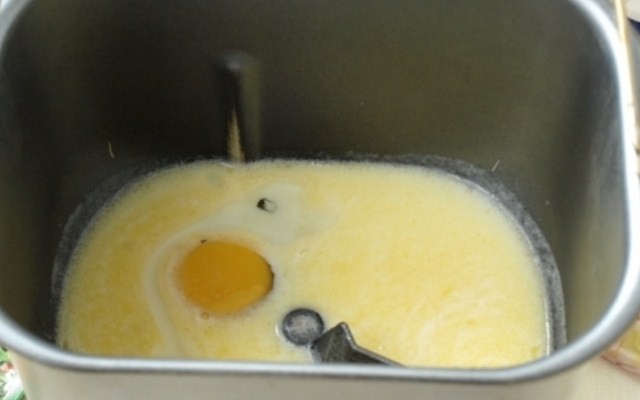 Добавить яйца и растительное масло