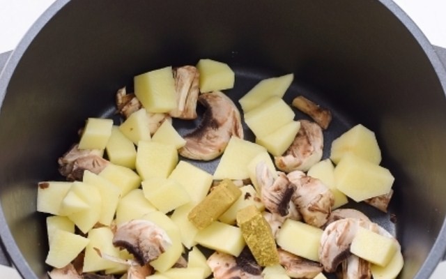 Отварить грибы и картофель