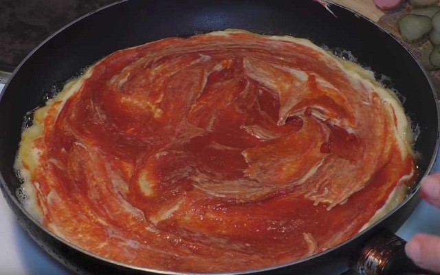 смазать томатным соусом