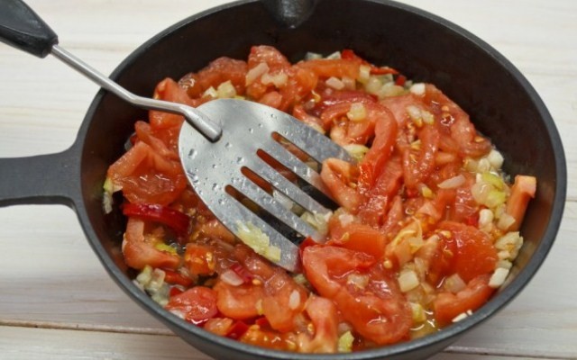 4. narezat pomidori i pologit ih v skovorody