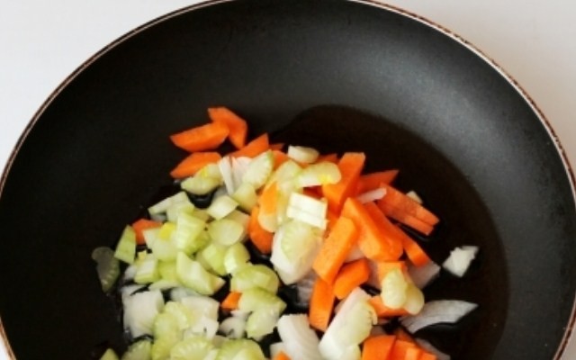 Обжарить лук, морковь и сельдерей