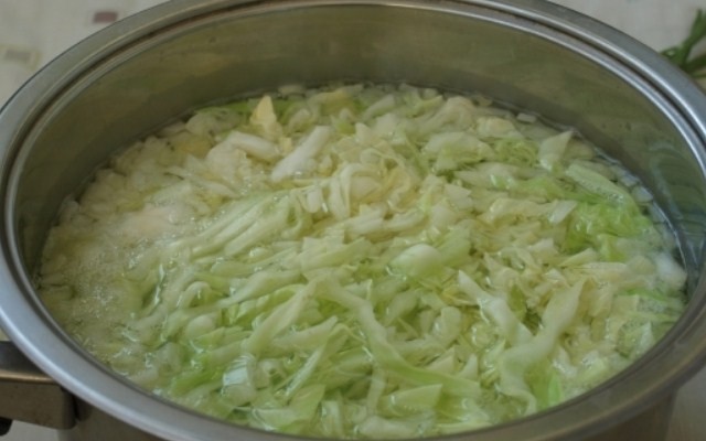 Отварить картофель с луком, позже добавить капусту