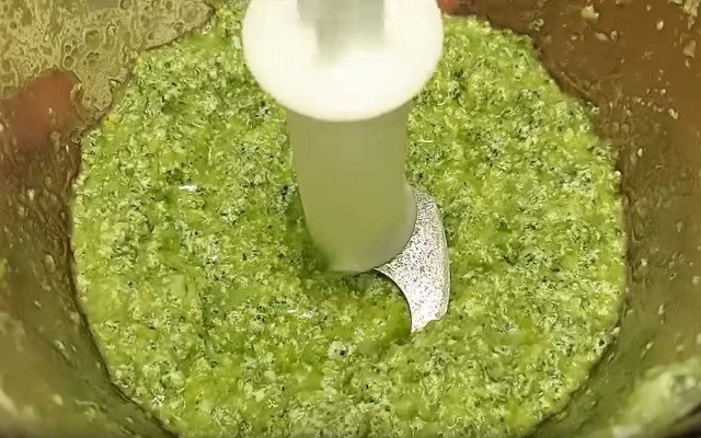 измельчить сало с чесноком и зеленью