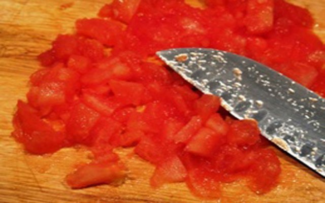 нарезаем помидоры без кожицы