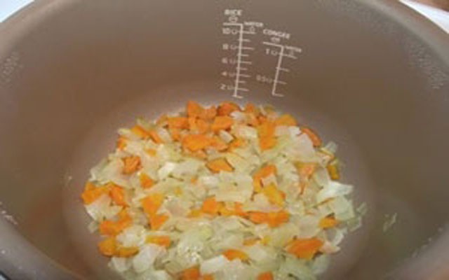 обжариваем лук с морковкой