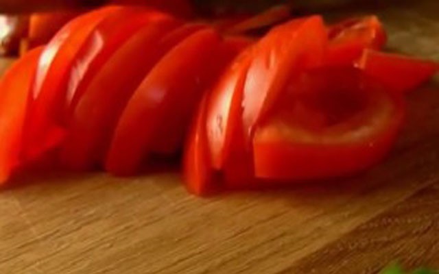 покрошить томаты