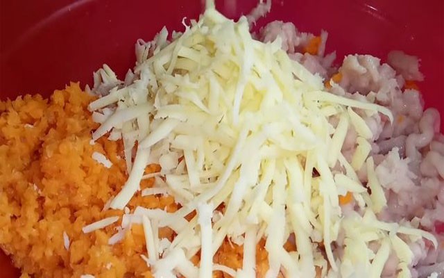 натереть сыр, перекрутить морковь, лук и курицу