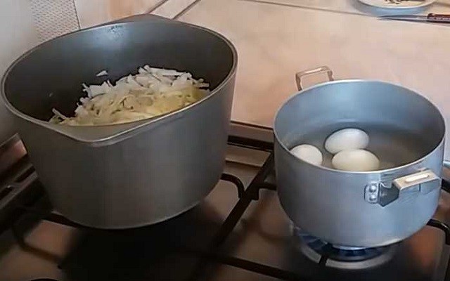 отварить яйца и потушить капусту