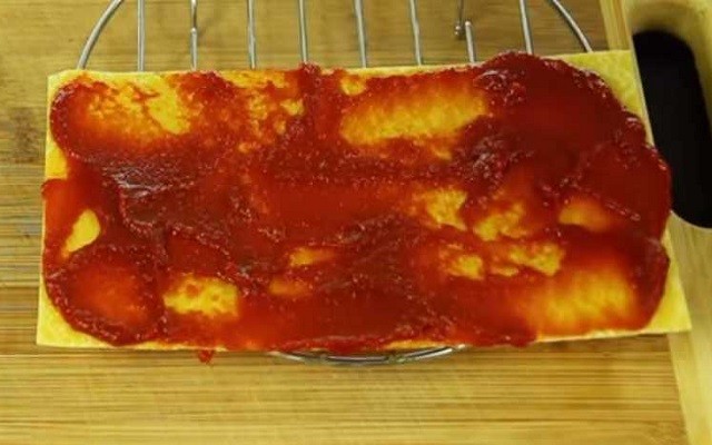 смазать томатной пастой