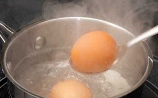 яйца опустить в кипяток