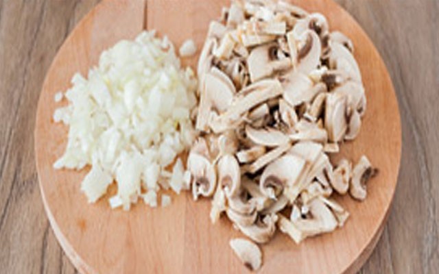 нарезать лук и грибы