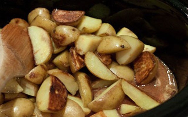 пересыпать готовый картофель к мясу и залить бульоном с томатной пастой
