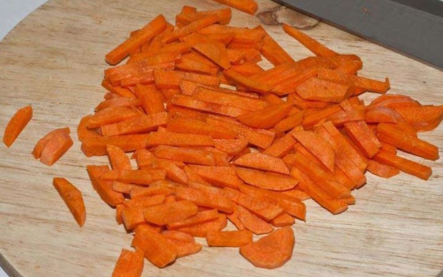 покрошить морковь брусочками