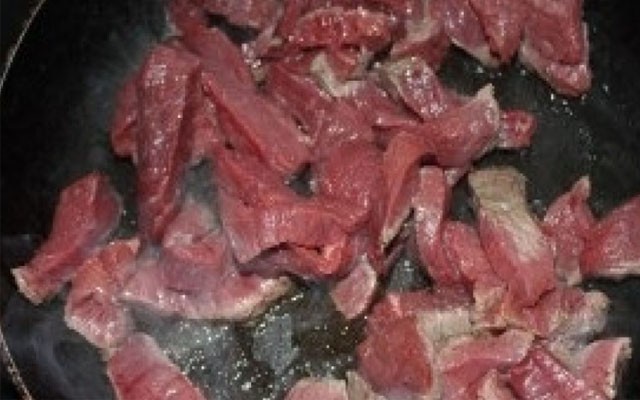 нарезать и обжарить мясо