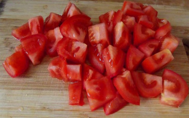 покрошить томаты