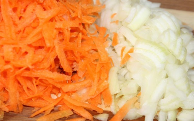 измельчить лук с морковью
