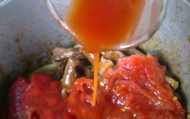 добавляем измельченные помидоры и вливаем томатный сок