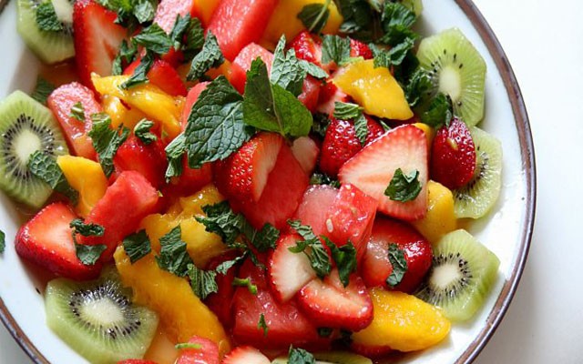 Освежающий фруктовый салат с мятой