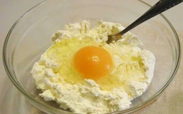 добавить яйцо в творог