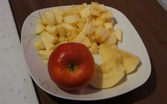 нарезать яблоки
