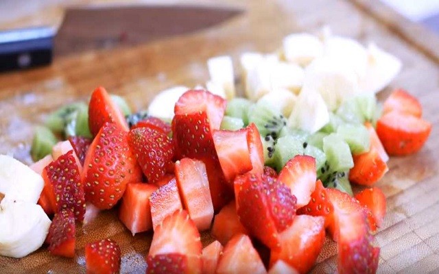нарезать фрукты и ягоды