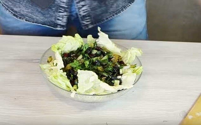 Постный салат с фасолью