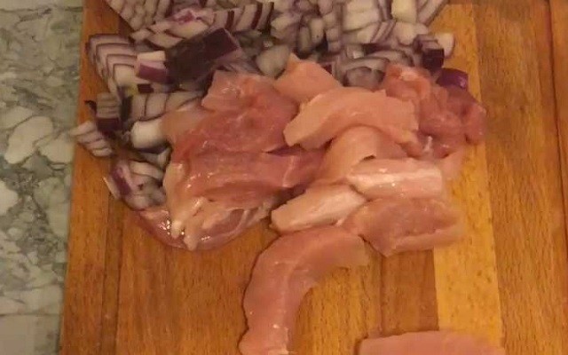 нарезать мясо и лук