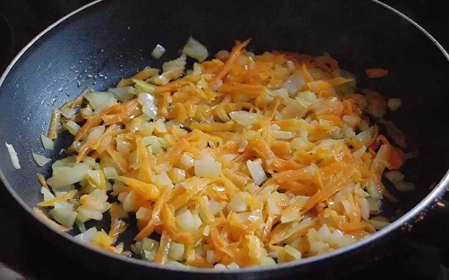 пережарить лук с морковкой