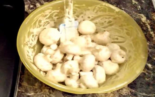 перемешать грибы в соусе