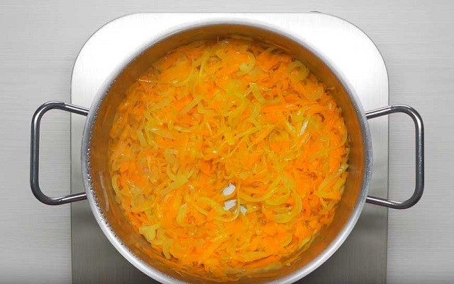 добавить в жарку морковь