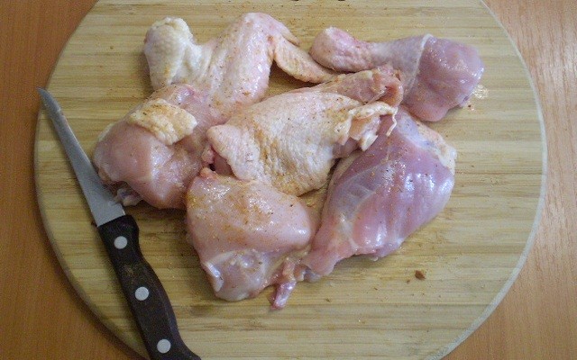 нарезать курицу