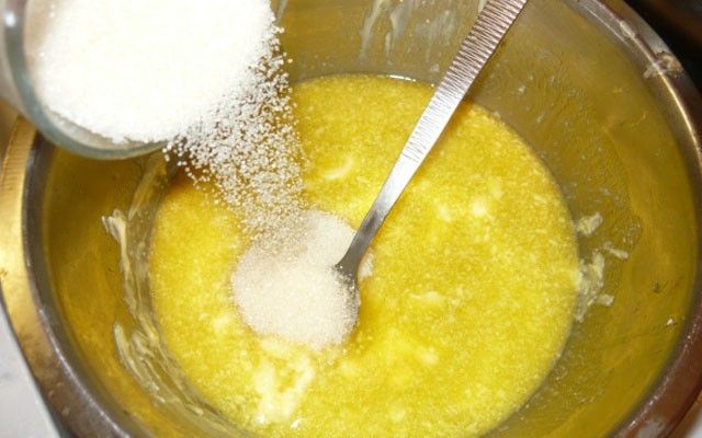 соединить масло с сахаром