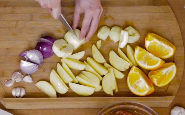 нарезать фрукты и овощи