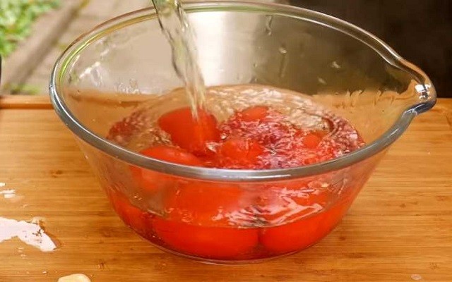 залить томаты кипятком