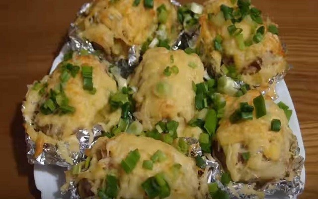 Картошка-гармошка с беконом и сыром в духовке