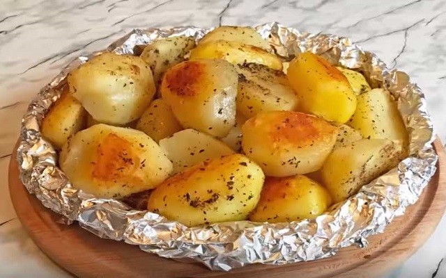 Картошка, запеченная в фольге целиком