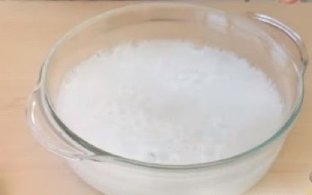 залить соль минеральной водой