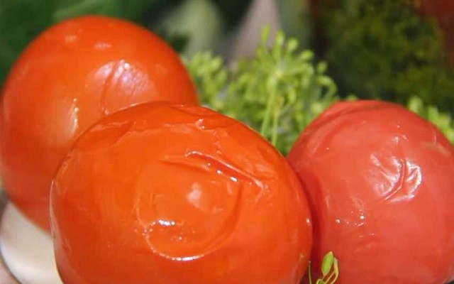 Вкусные малосольные помидоры