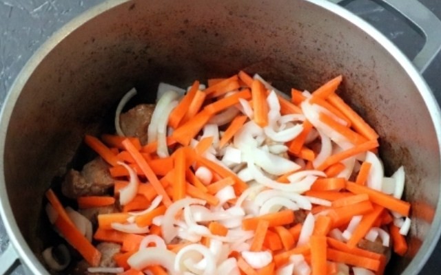 Добавить морковь и лук